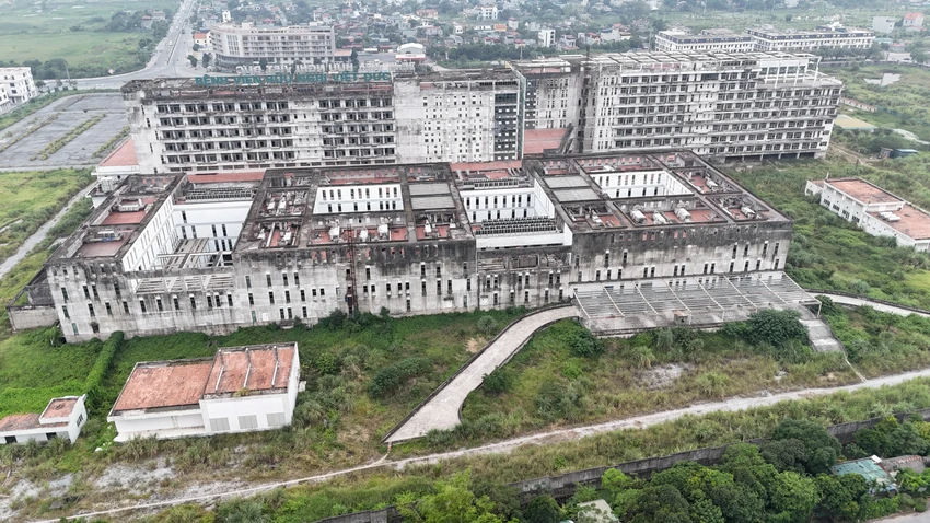 Mặt sau của Bệnh viện Hữu Nghị Việt Đức cơ sở 2 rêu phong phủ đầy tường, cỏ hoang mọc đầy sân. Ảnh: TRỌNG PHÚ benh-vien-bo-hoang-VD6.JPG