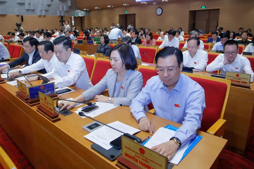 Các đại biểu HĐND TP Hà Nội biểu quyết thông qua Nghị quyết về danh hiệu Công dân danh dự Thủ đô. Ảnh: TP. cong-dan-danh-du-thu-do.jpg