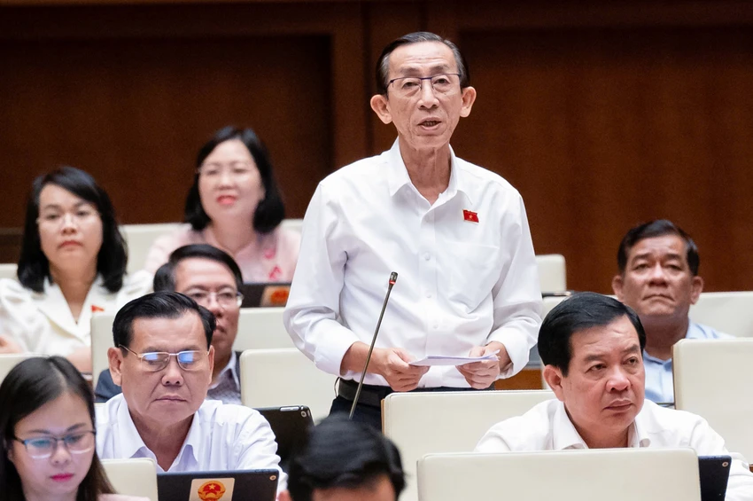 Đại biểu Trần Hoàng Ngân (đoàn TP.HCM). Ảnh: PHẠM THẮNG du-an-duong-sat-cao-toc-do-cao-bac-nam.jpg