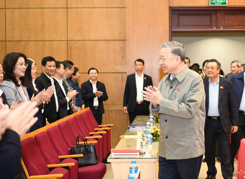 Tổng Bí thư Tô Lâm tiếp xúc với cử tri Hà Nội sáng ngày 3-12. Ảnh: Như Ý tong-bi-thu-to-lam-3.jpg