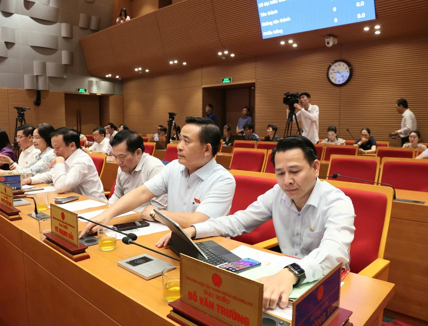 Các đại biểu HĐND TP Hà Nội bấm nút biểu quyết thông qua nghị quyết về chủ trương đầu tư Dự án xây dựng cầu Ngọc Hồi. cau-ngoc-hoi-dai-bieu-hdnd-hn.jpg