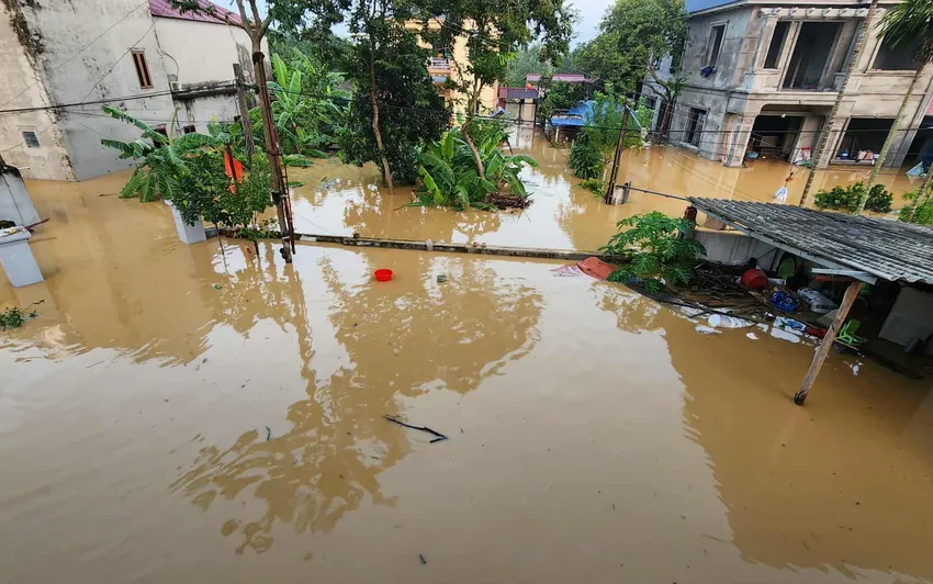 Nước lũ dâng cao khiến một số khu vực tại xã Trung Giã bị chia cắt, cô lập, có nơi nước ngập từ 30-50 cm. Ảnh do người dân cung cấp lu-song-cau-an-lac.jpg