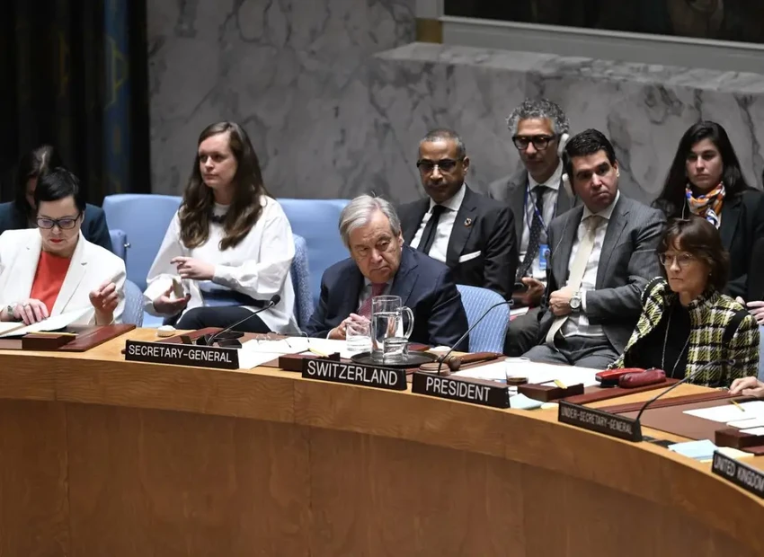 Tổng Thư ký LHQ Antonio Guterres (hàng đầu, giữa) trong phiên họp khẩn của Hội đồng Bảo an LHQ hôm 2-10. Ảnh: ANADOLU Hội đồng Bảo an LHQ họp khẩn.jpg