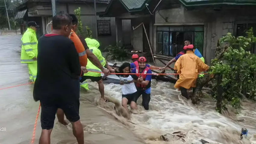 Lực lượng cứu hộ sơ tán người dân bị cô lập do mưa lũ trong bão Bualoi ở tỉnh Masbate (đảo Masbate, Philippines) hôm 26-9. Ảnh: INQUIRER/Municipal DRRM Office Palanas Cứu hộ người dân bị mắc kẹt sau khi bão Bualoi đổ bộ.jpg