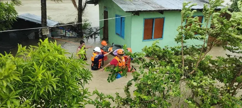 Lực lượng Cảnh sát biển Philippines giải cứu người dân bị cô lập do mưa lũ sau khi bão Bualoi đổ bộ vào đảo Romblon hôm 26-9. Ảnh: RAPPLER/Coast Guard District Southern Tagalog Cứu hộ người dân bị mắc kẹt sau khi bão Bualoi đổ bộ.jpg