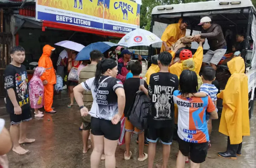 Lực lượng chức năng sơ tán người dân tại TP Bacolod (tỉnh Negros Occidental, đảo Negros, miền trung Philippines) hôm 26-9. Ảnh: INQUIRER/DRRM Office Bacolod City Cứu trợ sau khi bão Bualoi đổ bộ Philippines.jpg