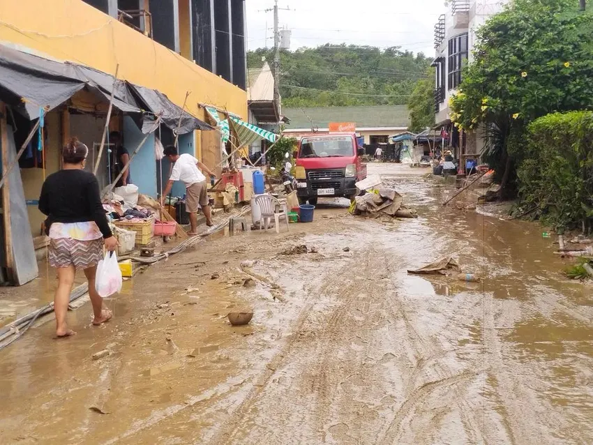 Lũ bùn trên đảo Leyte (miền trung Philippines) sau khi khu vực này hứng mưa lớn do bão Bualoi hôm 26-9. Ảnh: Dick Mar Velasco/RAPPLER Lũ bùn do bão Bualoi.jpg