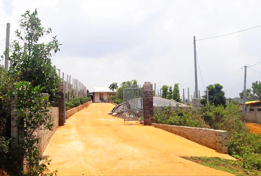 Tường rào, trang trại ông Nguyễn Đức, cựu Trưởng Ban Quản lý rừng phòng hộ Bắc Biển Hồ xây dựng trên đất lấn chiếm. Ảnh: ĐV. Chat-van-thu-hoi-dat-rung-bac-bien-ho-bi-lan-chiem 2.jpg