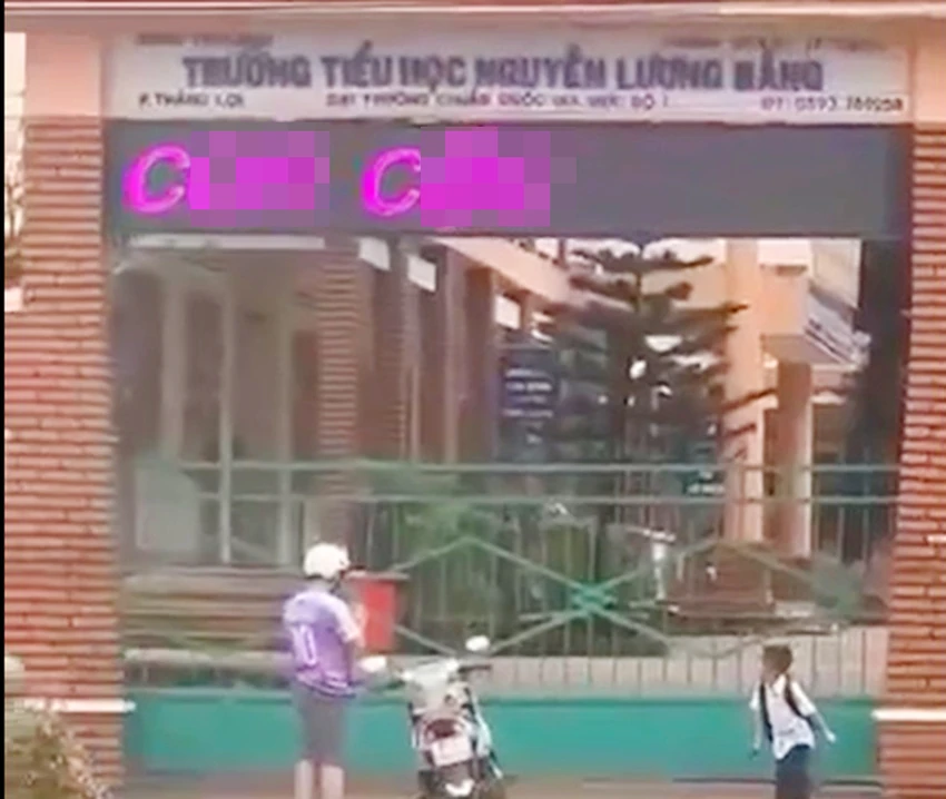 Bảng điện tử trước cổng trường bị hack, đăng nội dung phản cảm. Ảnh: LK. Bảng điện tử nhiều trường học ở TP Pleiku bị hack, đăng nội dung phản cảm