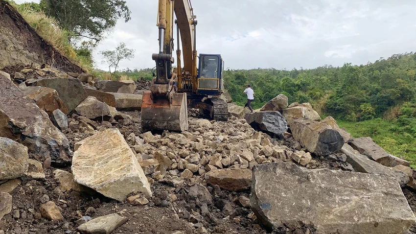 Người lái máy đào KoMatSu khai nhận làm thuê cho một người đàn ông tên Ngạn, không rõ ở đâu. Chiếc máy đào này đang được tạm giữ tại trụ sở UBND xã HBông. Khai thác đá