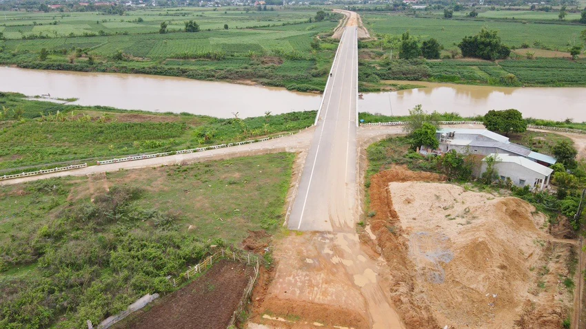 Cầu số 3 bắc qua sông Đăk Bla xây xong nhưng chưa có đường dẫn Ảnh: TH. cầu hoàn thành nhưng dự án đường dẫn thi công vướng mặt bằng do chưa có giá đất
