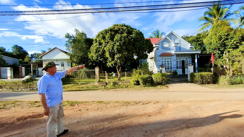 Đường dẫn lên cầu bị vướng do chưa có giá đất để đền bù, giải phóng mặt bằng. Ảnh: LK. Cau-hoan-thanh-nhung-chua-co-duong-dan 5.jpg