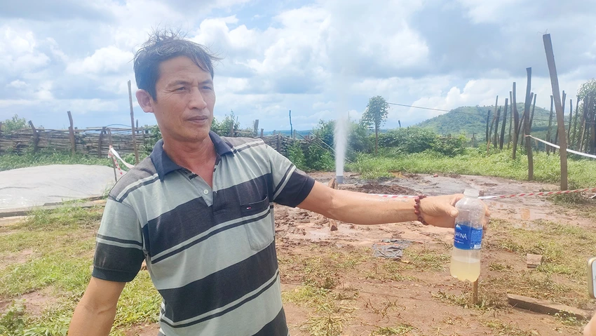 Ông Cao Thế Sơn lấy mẫu nước kiểm tra không phát hiện mùi lạ. Ảnh: LK. Gieng-khoan-pjun-nuoc-hien-tuong-la 1.jpg