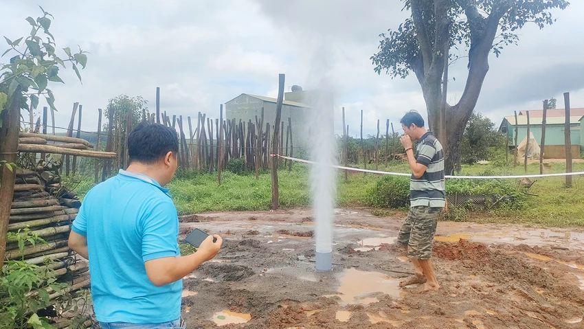 Hơi nước phun mạnh hai ngày nay chưa có dấu hiệu giảm. Ảnh: LK. Hiện tượng lạ nưcó giếng khoan