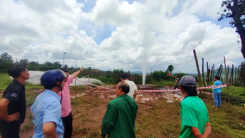 Hiện tượng lạ từ giếng khoan, khí và nước phun cao hàng chục mét. Ảnh: LK. Hiện tượng lạ nước giếng khoan phun cao 20-30 mét sau động đất
