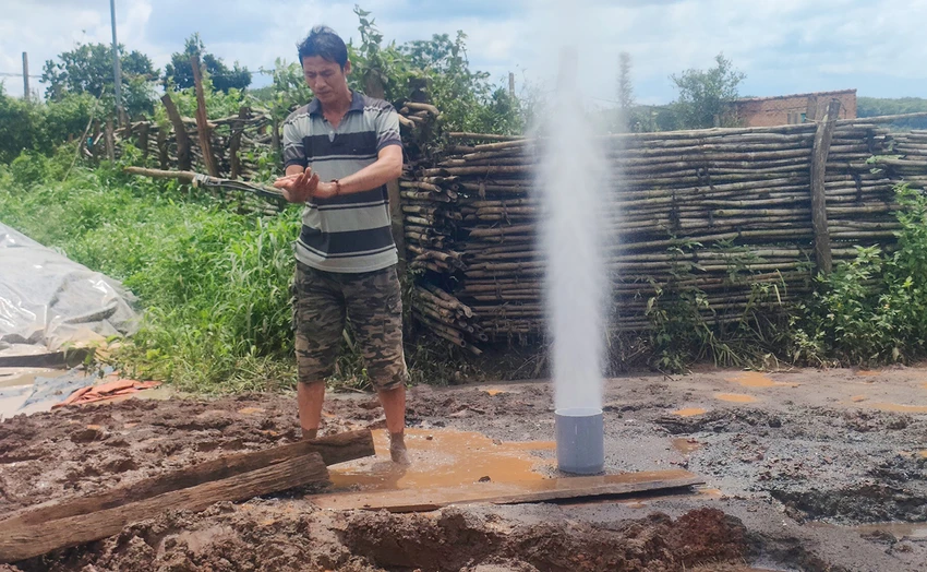 Đưa tay vào vị trí hơi nước phun lên rất dễ bị thương do đá nhỏ phun ra, cắt vào tay. Gieng-khoan-pjun-nuoc-hien-tuong-la 6.jpg