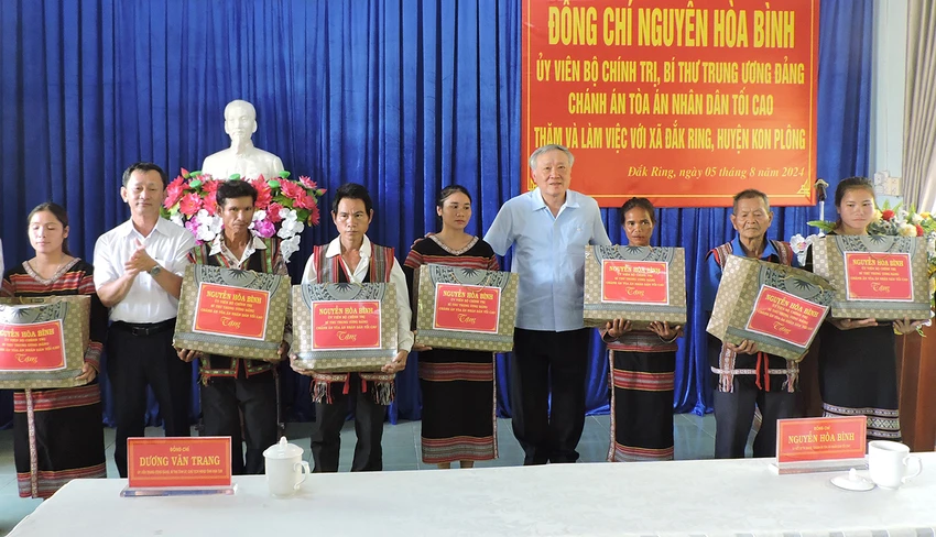 Chánh án TAND Tối cao Nguyễn Hòa Bình tặng quà cho 10 hộ dân bị ảnh hưởng bởi động đất. Ảnh: TH. Chanh-an-tand-toi-cao-tang-qua-ba-con-vung-dong-dat-kon-tum 1.jpg