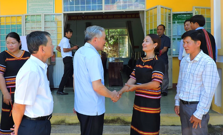 Chánh án TAND Tối cao Nguyễn Hòa Bình thăm người dân vùng động đất xã Đăk Ring, huyện Kon Plông. Ảnh: TH. Chánh án TAND Tối cao thăm, tặng quà bà con vùng động đất huyện Kon Plông, kon tum
