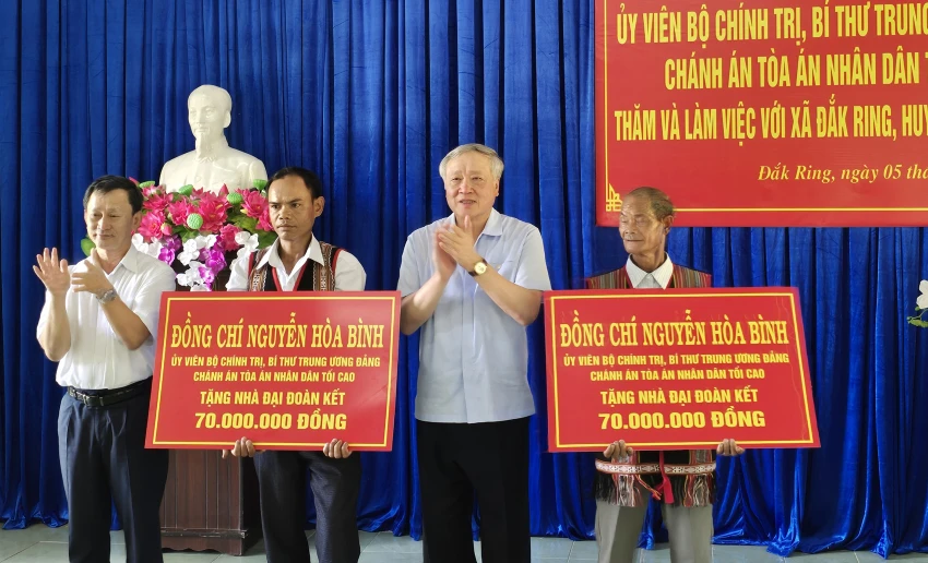 Chánh án TAND Tối cao tặng hai nhà đại đoàn kết cho hai hộ dân có hoàn cảnh khó khăn. Chanh-an-tand-toi-cao-tang-qua-ba-con-vung-dong-dat-kon-tum 3.jpg