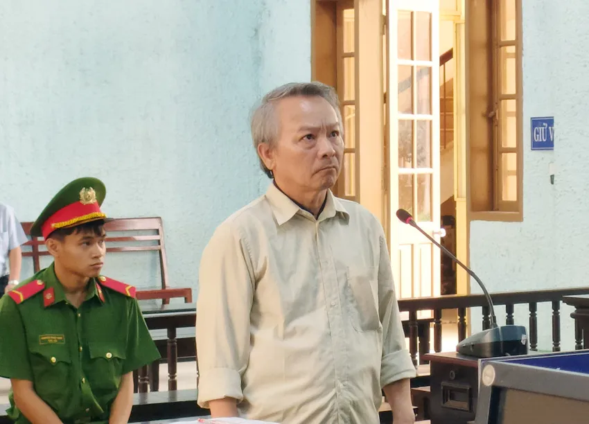 Bị cáo Võ Đình Sớm tại tòa. Ảnh: LK. TAND tỉnh Gia Lai xét xử bị cáo Võ Đình Sớm, cựu thẩm phán nhận hối hộ