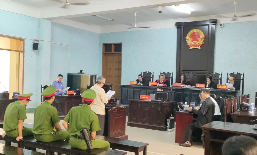 Quang cảnh phiên tòa. Ảnh: LK Nhận Hối Lộ