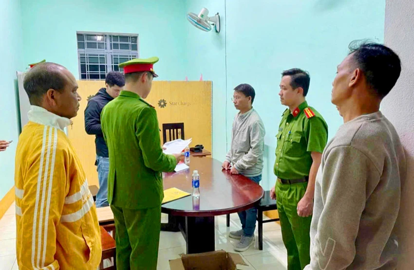 Công an tống đạt quyết định khởi tố bị can đối với ông Nguyễn Tâm. Nha-bao-Tam-Nguyen-Tap-chi-moi-truong-do-thi-bi-khoi-to.jpg