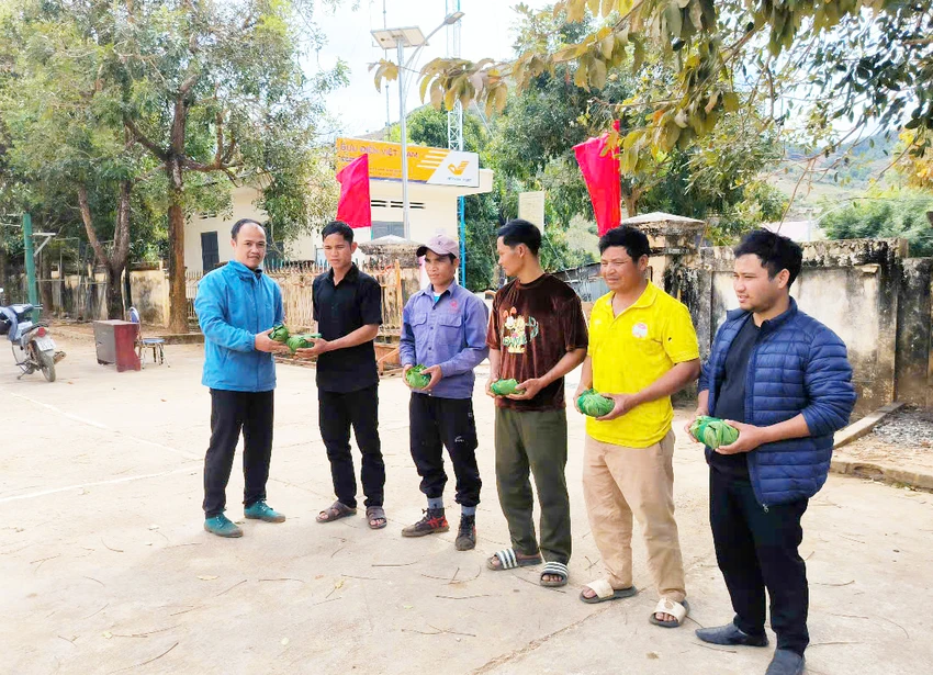Trung tâm Dịch vụ nông nghiệp huyện Tu Mơ Rông trao cây giống sâm Ngọc Linh cho bà con Xơ Đăng ở xã Đăk Na. Ảnh: TM. Cấp giống sâm Ngọc Linh giúp bà con Xơ Đăng Kon Tum thoát nghèo