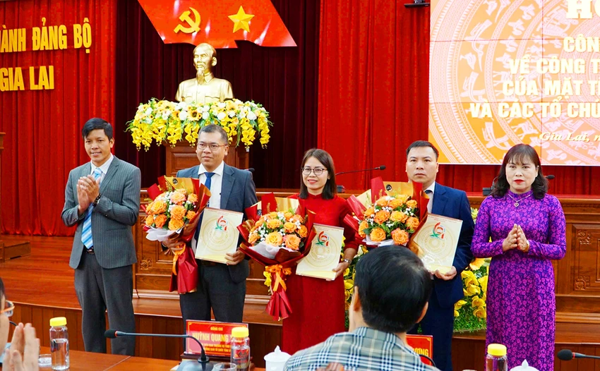 Lãnh đạo Ủy ban MTTQ Việt Nam tỉnh Gia Lai trao quyết định bổ nhiệm cán bộ. Ảnh: TT. Ủy ban MTTQ Việt Nam tỉnh Gia Lai công bố quyết định cán bộ, tổ chức bộ máy