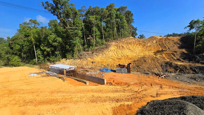 Một đoạn cống ngầm tỉnh lộ 676 qua xã Măng Cành, huyện Kon Plông, Kon Tum bị bùn đất vùi lấp do mưa trái mùa. Day-nhanh-tien-do-thi-cong-tinh-lo-676-Kon-Tum-12.jpg