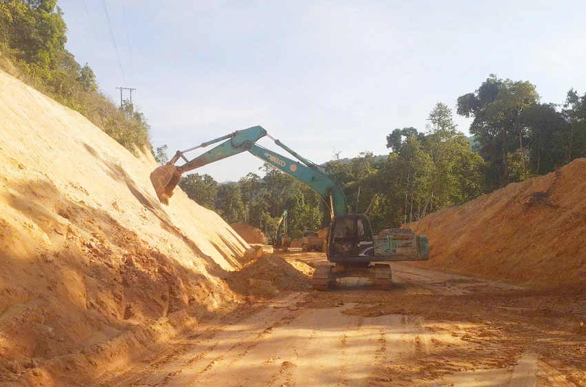 Các đơn vị triển khai 20 mũi thi công, huy động hàng trăm máy móc, phương tiện đảm bảo đạt tiến độ đề ra. Day-nhanh-tien-do-thi-cong-tinh-lo-676-Kon-Tum-2.jpg