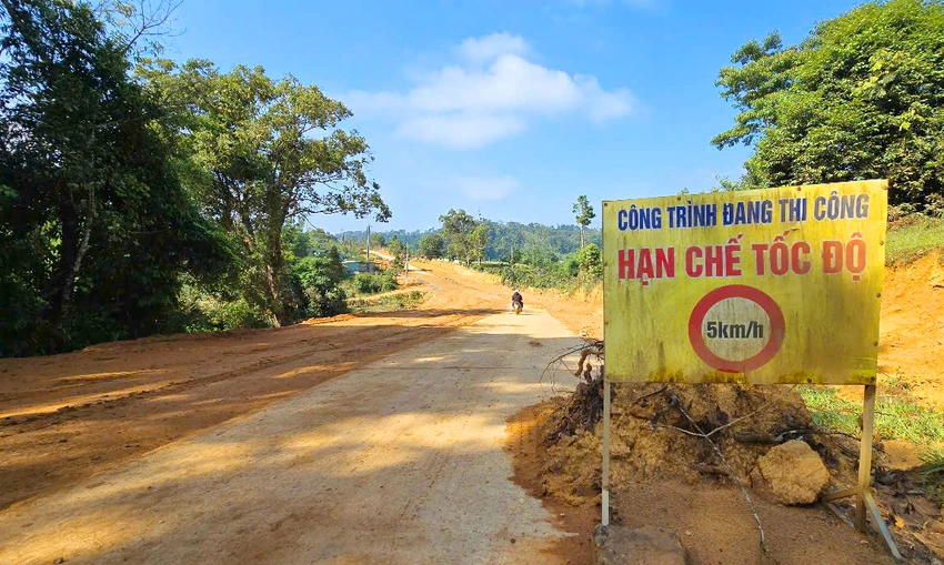 Đoạn đường đã giải phóng mặt bằng, thuận lợi thi công. Day-nhanh-tien-do-thi-cong-tinh-lo-676-Kon-Tum-8.jpg