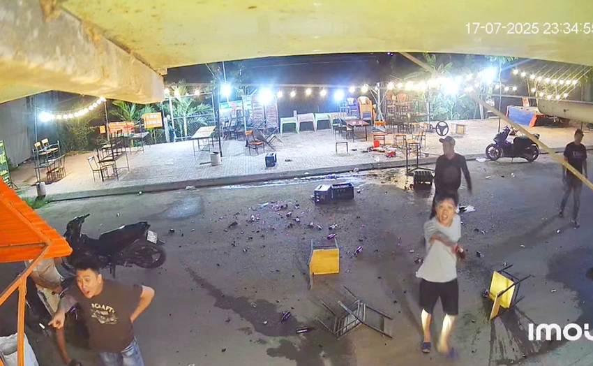 Công an xã Tuy Phước (Gia Lai) đã làm việc với sáu người có hành vi 'ăn quỵt', đập phá quán nhậu và sử dụng vũ khí nguy hiểm.