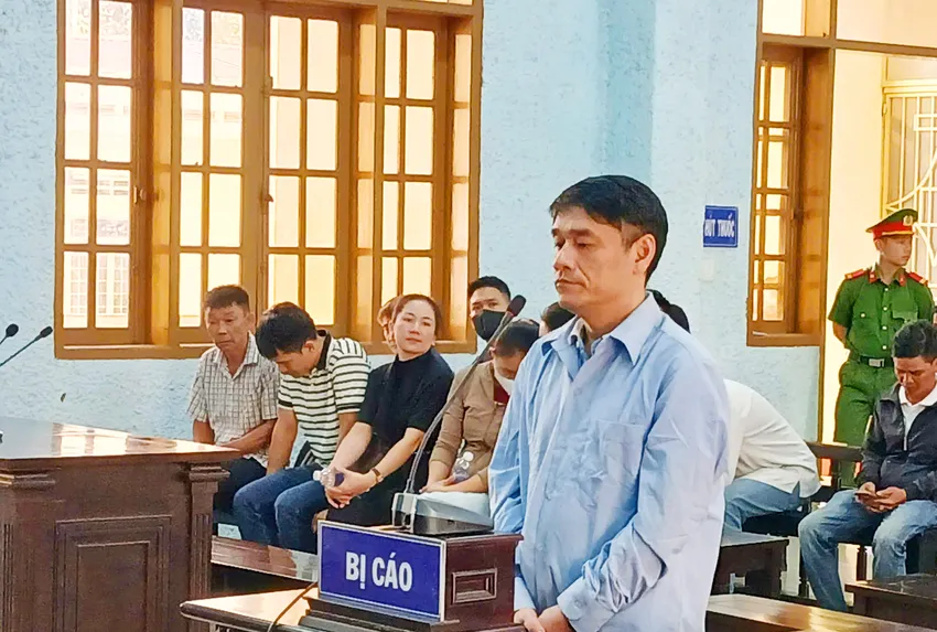 Bị cáo Nguyễn Văn Phương, cựu Phó giám đốc Ngân hàng TMCP Sài Gòn chi nhánh Gia Lai bị kết án ... năm tù với ba tội danh