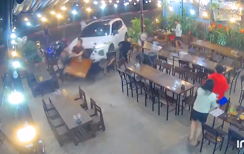 Người đàn ông điều khiển ô tô 7 chỗ lao thẳng vào quán nhậu ở xã Bình Dương, tỉnh Gia Lai khiến hai người thương vong.