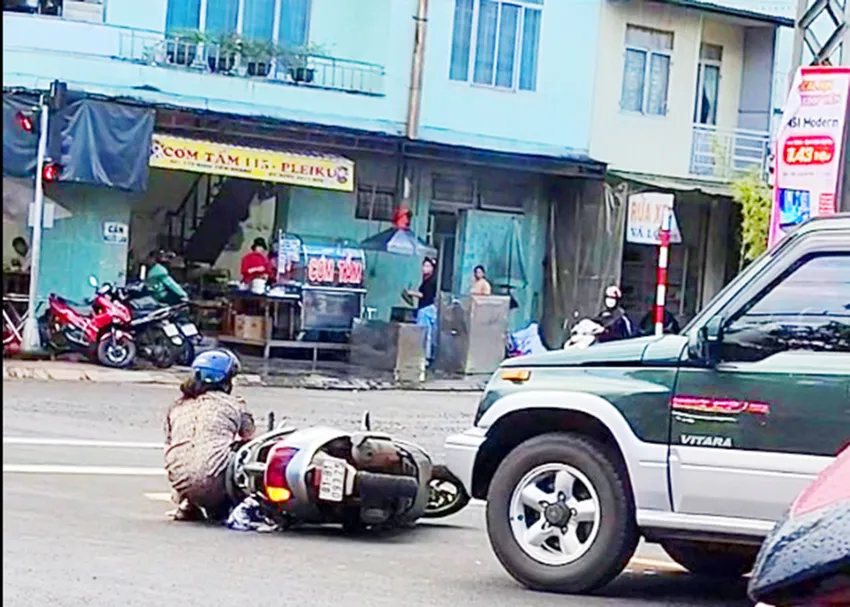 Ô tô va chạm với xe máy khiến người phụ nữ và một cháu nhỏ ngã xuống đường. Phòng CSGT Công an tỉnh Gia Lai đang vào cuộc xác minh vụ việc ô tô 5 chỗ xảy ra va chạm với xe máy, khiến người phụ nữ và một cháu nhỏ ngã xuống đường.