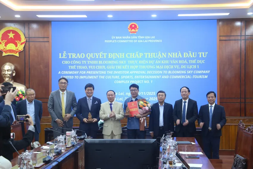 UBND tỉnh Gia Lai trao quyết định chấp thuận nhà đầu tư đối với Công ty TNHH Blooming Sky 1000037979.jpg