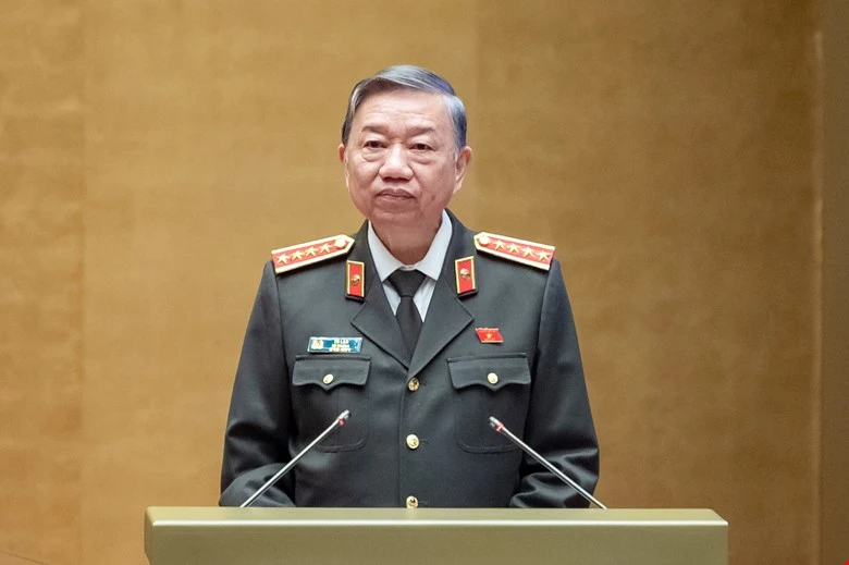 Bộ trưởng Bộ Công an Tô Lâm thừa uỷ quyền của Thủ tướng ký báo cáo gửi Quốc hội về tình hình, kết quả công tác quản lý, giải quyết các vụ án, vụ việc tạm đình chỉ. Ảnh: PHẠM THẮNG Bo-truong-Cong-an-To-Lam.jpeg