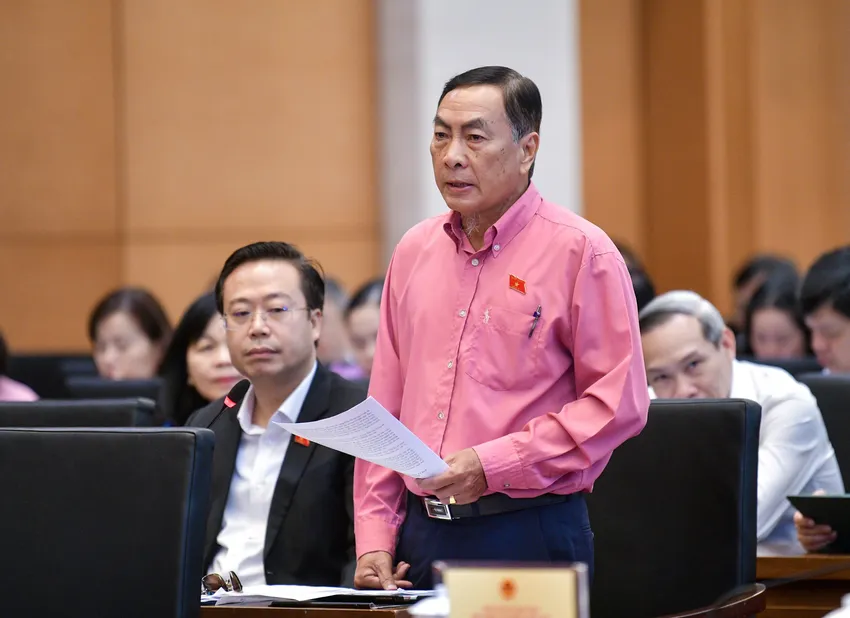 ĐB Phạm Văn Hòa (Đồng Tháp). Ảnh: MINH NGHĨA DB-Pham-Van-Hoa-gop-y-cho-Luat-Trat-tu-an-toan-giao-thong-duong-bo.jpeg