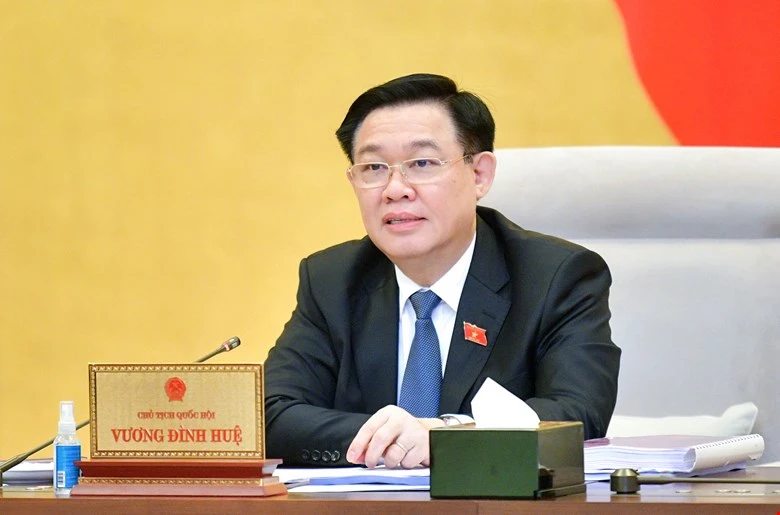 Chủ tịch Quốc hội Vương Đình Huệ nêu ý kiến tại phiên họp. Ảnh: NGHĨA ĐỨC Chủ tịch Quốc hội: Giá nhập khẩu nguyên liệu cao, người dân phải mua thuốc đắt