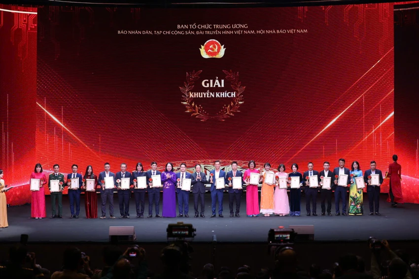Tác giả Đỗ Thiện (đứng thứ ba từ trái qua) nhận giải Khuyến khích Búa liềm vàng lần thứ chín. Ảnh: PHI HÙNG Bao-Phap-Luat-TP.HCM-dat-giai-Bua-liem-vang.jpg