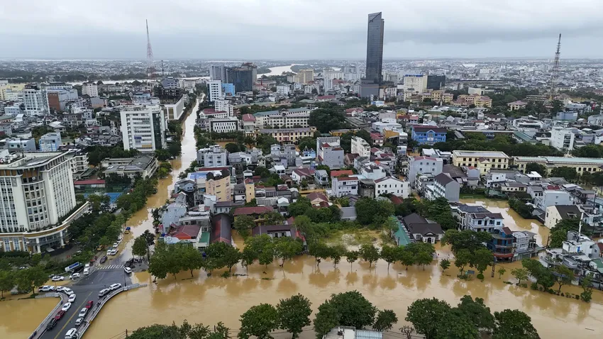 Một góc thành phố Huế chìm trong biển nước những ngày qua. Ảnh: NGUYỄN DO Một góc thành phố Huế chìm trong biển nước những ngày qua. Ảnh: NGUYỄN DO