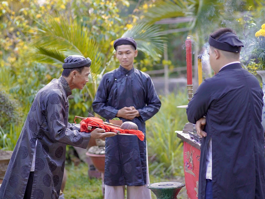 Nghi thức cúng dựng cây nêu nhà họ Trần. Ảnh: TRẦN PHÚ 34-Anh-2.jpg