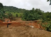 Trên đường giúp dân, 2 cán bộ xã bị sạt lở đất vùi lấp ảnh 1 Tìm thấy 6 thi thể của một gia đình bị núi sạt lở vùi lấp