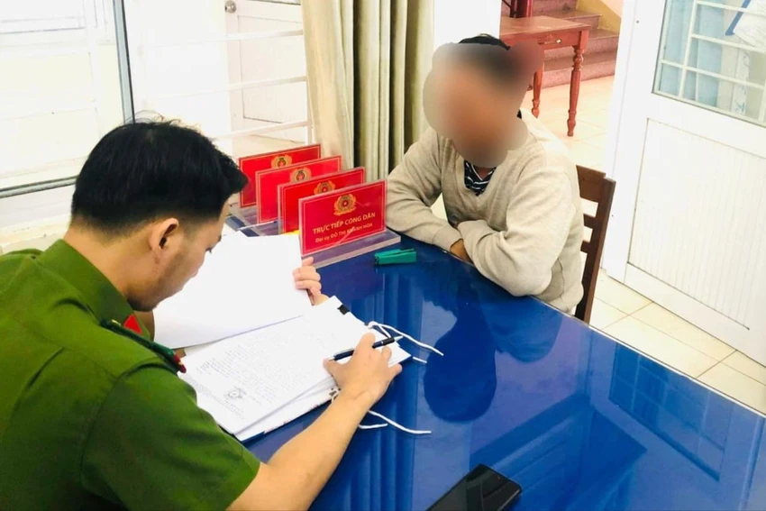 Công an làm việc với ông Phan Thượng M. Ảnh: Cờ đỏ Tư Nghĩa cha-cua-ban-danh-nhap-vien-1.jpg