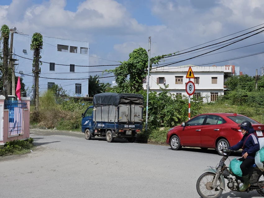 Hàng trăm lượt xe né trạm thu phí. Ảnh: TN 1000016622.jpg