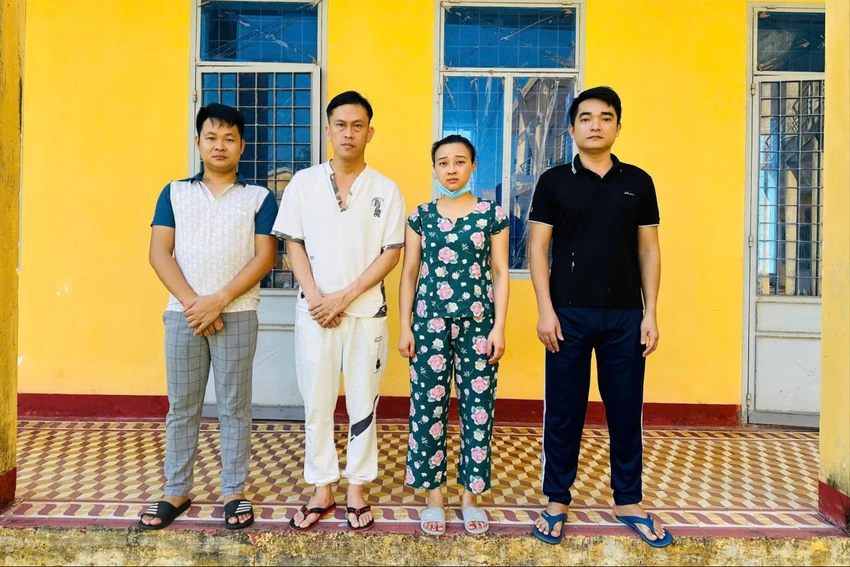 Chủ sàn tiền ảo cùng đồng phạm bị bắt giữ sau khi lừa đảo người chơi, nướng hàng trăm tỉ vào sòng bạc. Ảnh: CA Chủ sàn tiền ảo cùng đồng phạm bị bắt giữ sau khi lừa đảo người chơi, nướng hằng trăm tỉ vào sòng bạc. Ảnh: CA