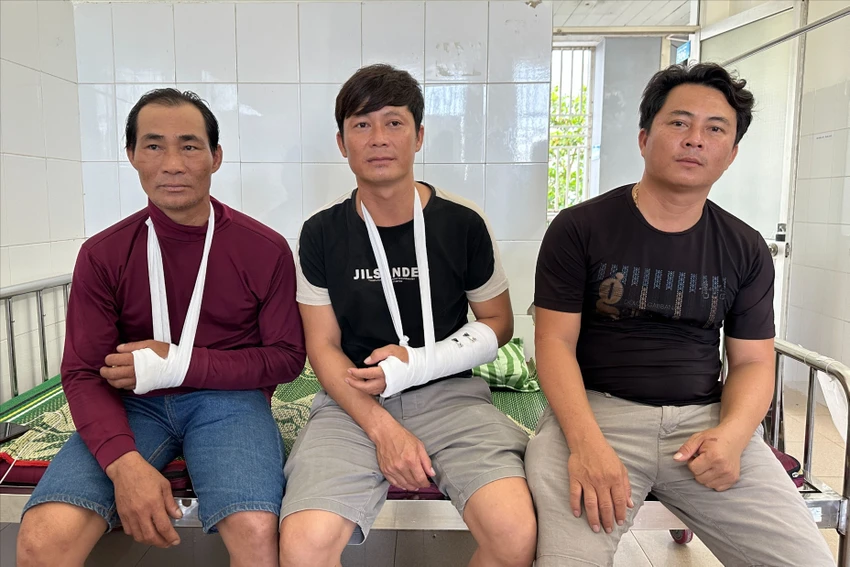 3 ngư dân bị đánh đập đang được điều trị ở BV Quảng Ngãi Ảnh: TN ngu-dan-hai-hung-ke-phut-bi-tau-nuoc-ngoai-ap-sat-danh-dap-da-man-1.JPG
