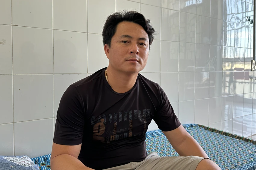 Thuyền trưởng Biên bị thương ở lưng, điều trị tại Bệnh viện đa khoa tỉnh Quảng Ngãi. Ảnh: TN ngu-dan-hai-hung-ke-phut-bi-tau-nuoc-ngoai-ap-sat-danh-dap-da-man-2.JPG