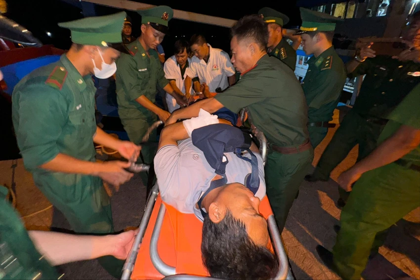 Ngư dân Huỳnh Tiến Công bị thương nặng phải đưa đi bệnh viện ngoại tỉnh chữa trị. Ảnh: NT Ngư dân Huỳnh Tiến Công bị đánh đập dã man, bị thương hai chân, gãy tay. Ảnh: NT