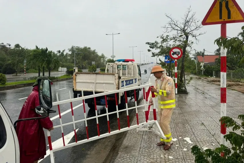 Cảnh sát giao thông trực chắn phương tiện lên cầu Cửa Đại. Ảnh: CTV bao-tra-mi-ap-sat-dat-lien-12.jpeg